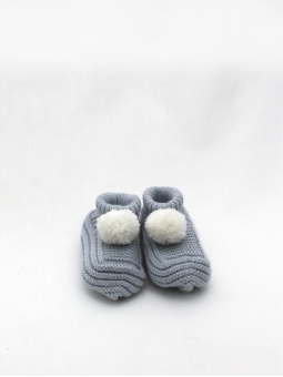 Unisex knitted booties with pompom