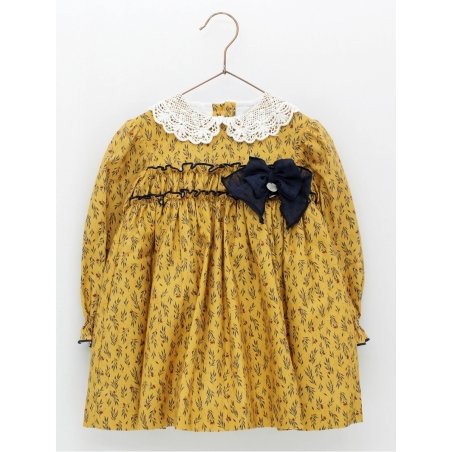 Patterned girl dress with guipure collar
