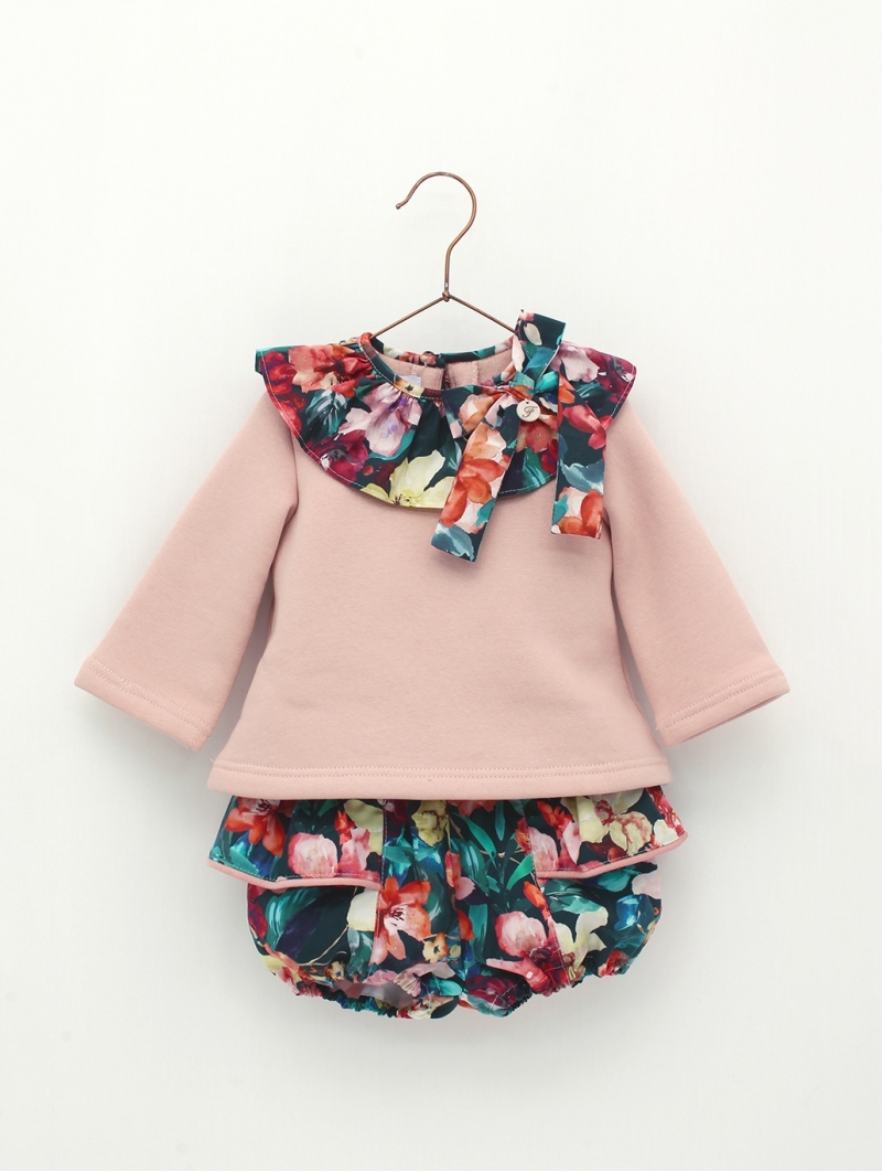 Sweatshirt and bloomers with ruffles