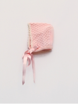 Knitted bonnet with buttonholes