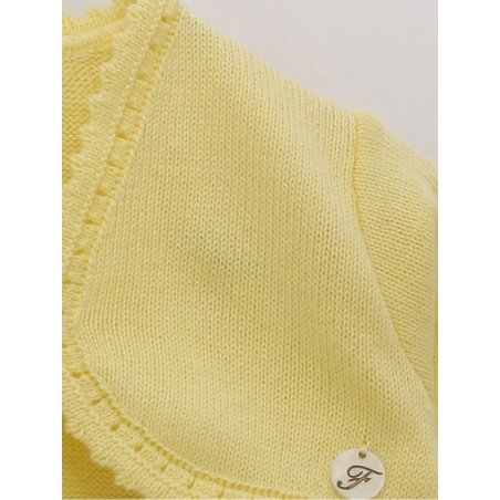 Plain knitted short cardigan with round ends