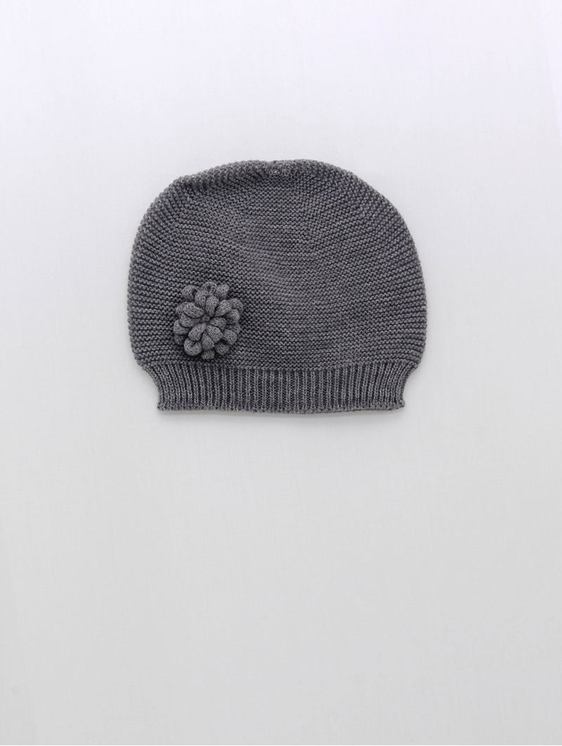 Bonnet with flower