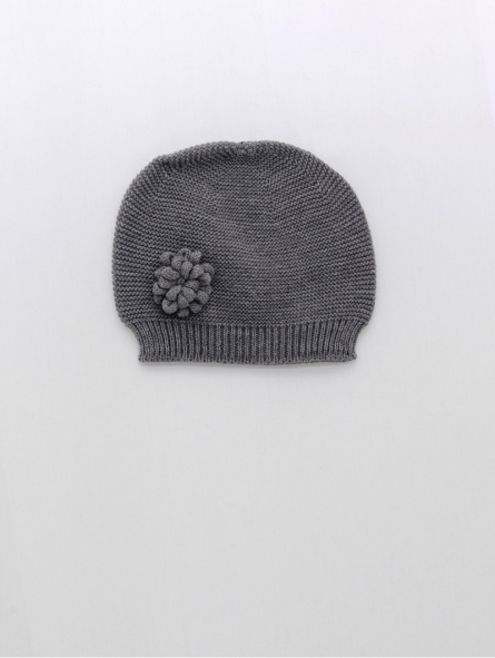 Bonnet with flower