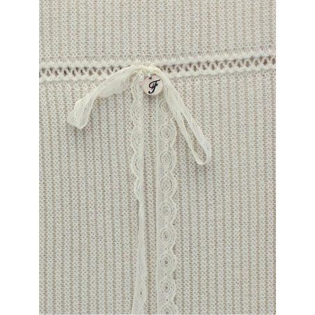 Knitted blanket with bow detail
