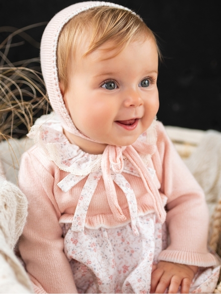 Knitted bonnet with combined start