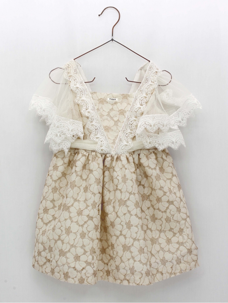 Vestido de encaixe beig com tul