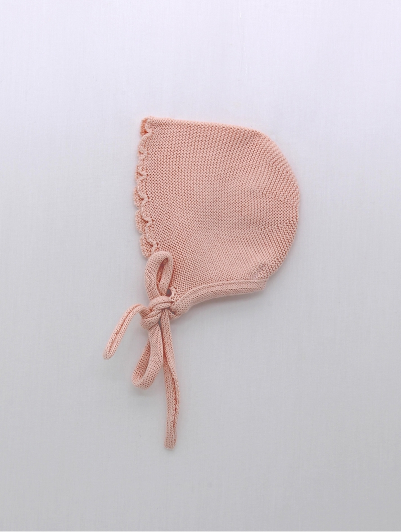 Scalloped trim bonnet
