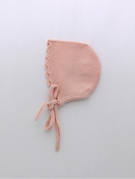 Scalloped trim bonnet