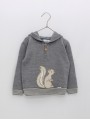 Camisola capucha com desenho ardilla