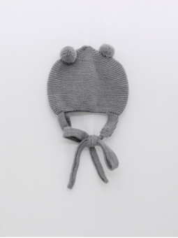 Gorro com orejeras e pompones