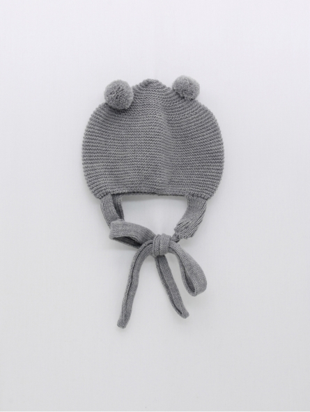 Gorro com orejeras e pompones