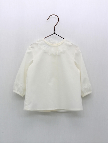 Blusa batista pescoço tul bordado