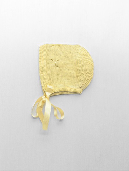 Bonnet with embroidery