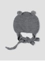 Gorro com orejeras e pompones