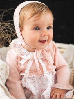 Knitted bonnet with combined start