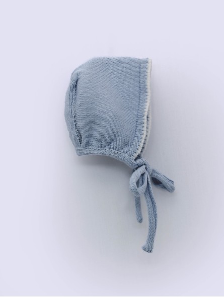 Knitted bonnet with combined start