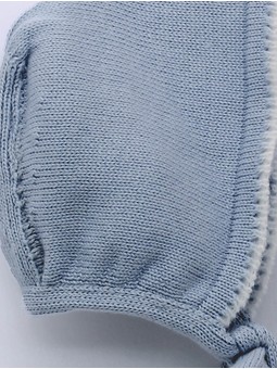 Knitted bonnet with combined start