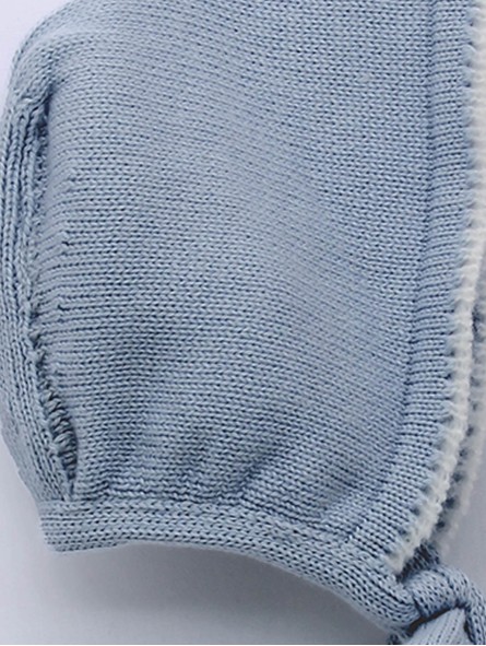 Knitted bonnet with combined start