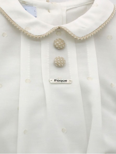Conxunto dúas pezas camisa e pantalón.