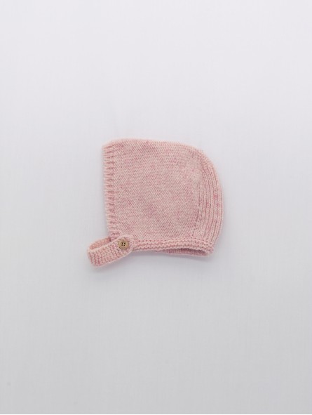 Knit bonnet button closure
