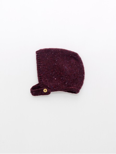 Knit bonnet button closure
