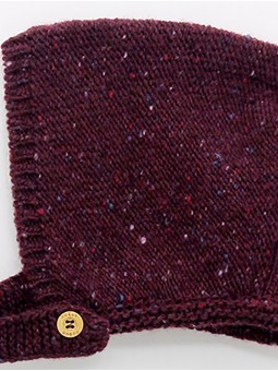 Knit bonnet button closure