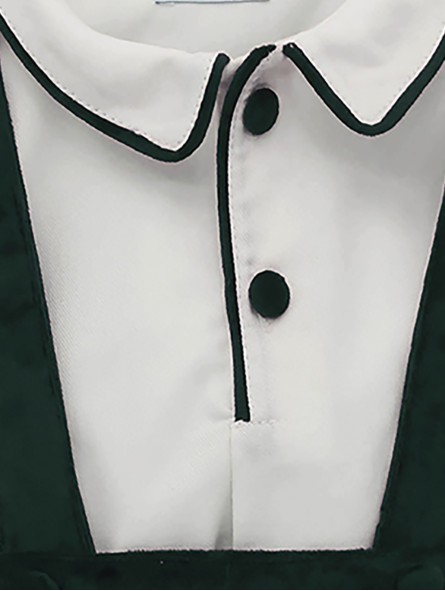Pantalón tirantes terciopelo e camisa branca