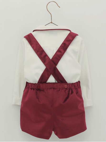 Pantalón tirantes terciopelo e camisa branca
