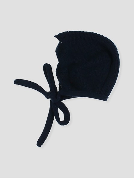 Knitted bonnet with wave