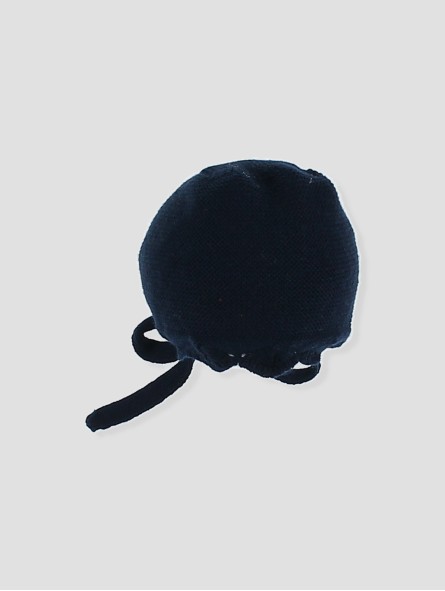 Knitted bonnet with wave
