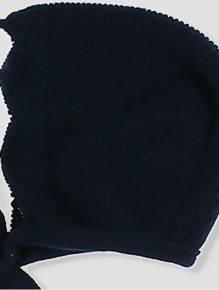 Knitted bonnet with wave