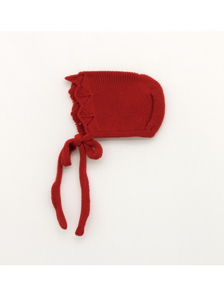 Knitted bonnet with wave