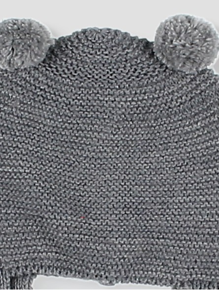 Gorro com orejeras e pompones
