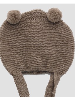 Gorro com orejeras e pompones